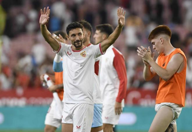 La celebración de Jesús Navas tras vencer al Real Valladolid (Foto: Kiko Hurtado).