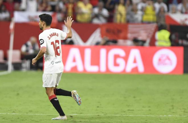 Jesús Navas se marcha sustituido ante el Real Valladolid (Foto: Kiko Hurtado).