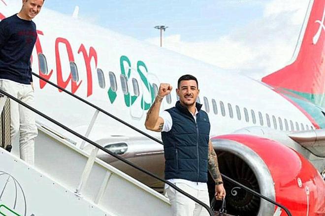 Yuri Berchiche y Ander Herrera bajan del avión en el aeropuerto de Roma (Foto: Athletic Club).