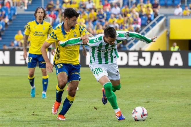 Giovani Lo Celso con la pelota (foto: EFE).