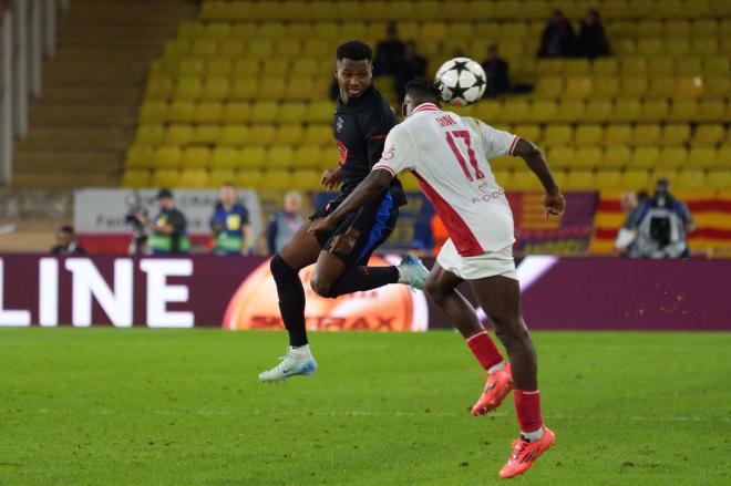 Ansu Fati controla un balón en el Mónaco-Barcelona (FOTO: Cordón Press).