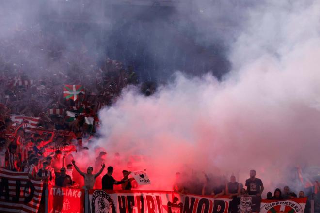 La polémica mala: Bengalas en la grada del Athletic Club en el Estadio Olímpico de Roma (Foto: Cordon Press).