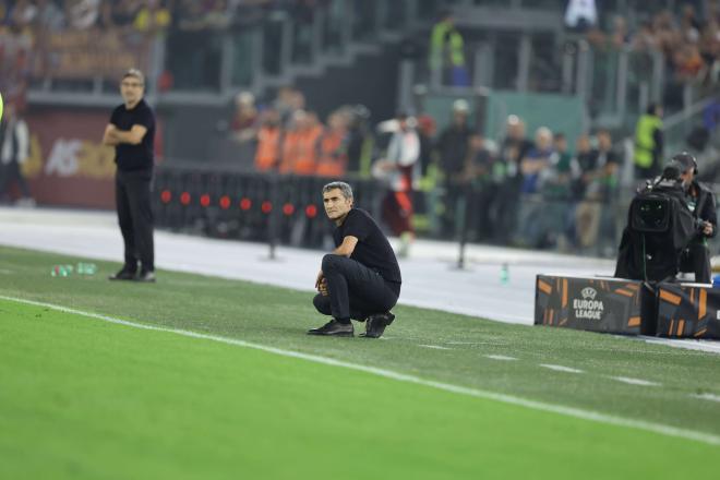 El técnico Ernesto Valverde, agachado en el partido AS Roma - Athletic Club de la primera jornada de la UEFA Europa League (Foto: Cordon Press).