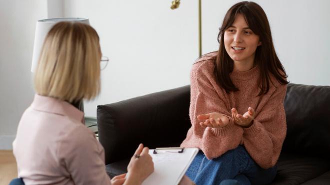 Mujer joven en consulta con una psicóloga (Foto: Freepik)