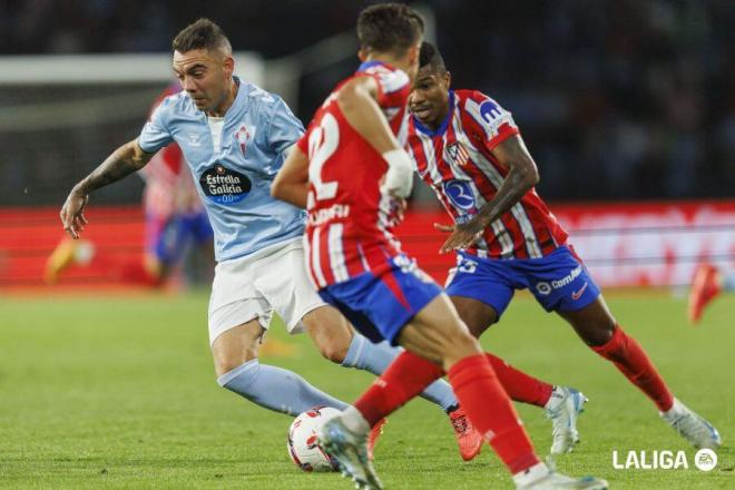 Aspas intenta zafarse de dos defensas del Atlético de Madrid (Foto: LaLiga).