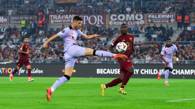 Un remate de Gorka Guruzeta en el Estadio Olímpico de Roma, en el partido de ida de la UEFA Europa League (Foto: Athletic Club).