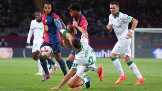 Lamine Yamal recibiendo una falta en el Barceloma-Getafe (Fuente: Cordon Press)