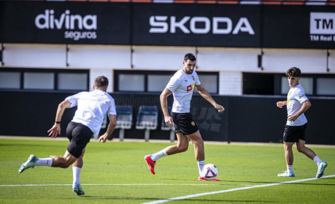 Rafa Mir, en un entrenamiento del lunes (Foto: Valencia CF).