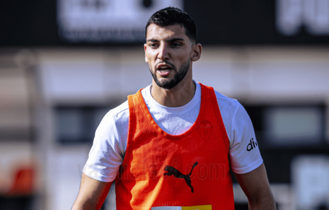 Rafa Mir, en un entrenamiento (Foto: Valencia CF).