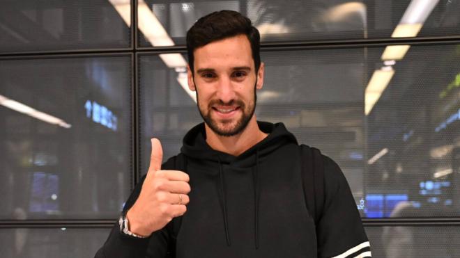 Sergio Rico en su llegada a Qatar (Captura de 'X' de @ALGHARAFACLUB)