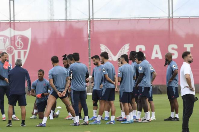 Imagen de un entrenamiento del Sevilla (Foto: Kiko Hurtado).