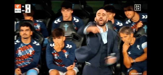 Claudio Giráldez, en el partido contra el Atlético de Madrid (Captura de DAZN)