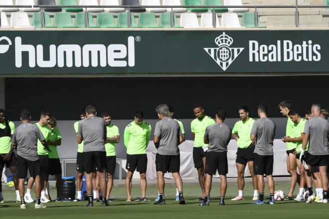 Manuel Pellegrini charla con sus jugadores en el inicio del entrenamiento (foto: Kiko Hurtado).