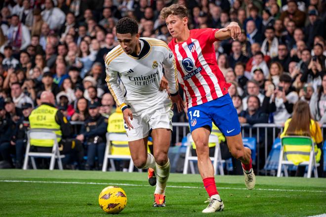 Jude Bellingham disputando un balón con Marcos Llorente (Foto: Cordon Press).