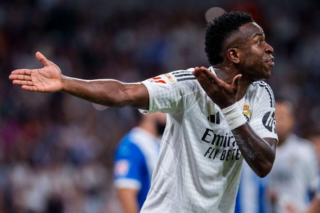 Vinicius protesta una acción durante el Real Madrid-Alavés (Foto: Cordon Press).