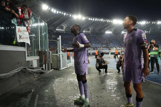 De Marcos e Iñaki Williams reprochan a la afición del Athletic por lanzar bengalas (Foto: Cordon