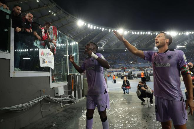 De Marcos e Iñaki Williams reprochan a la afición del Athletic por lanzar bengalas (Foto: Cordon