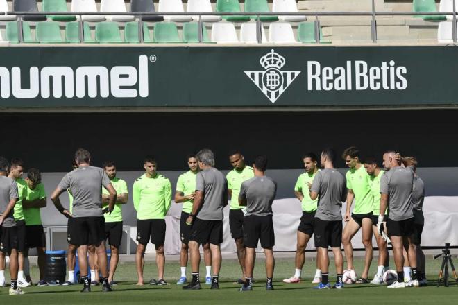 Manuel Pellegrini con sus futbolistas (foto: Kiko Hurtado).