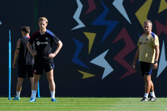 Hansi Flick y Frenkie de Jong durante un entrenamiento (Foto: EFE).