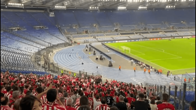 Los seguidores del Athletic Club en el Estadio Olímpico de Roma, donde se lanzó una bengala contra la afición romana.