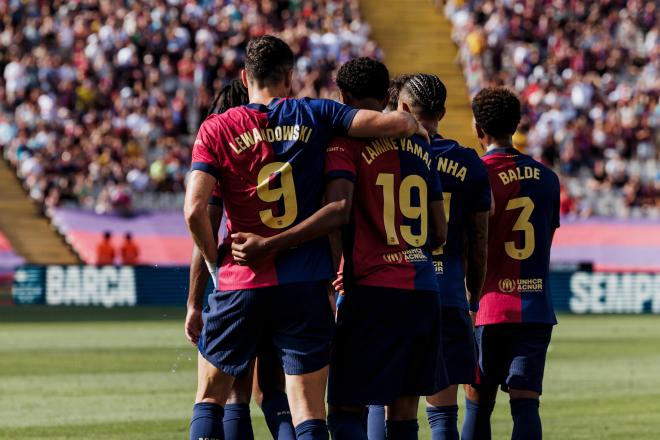 Robert Lewandowski y Lamine Yamal celebran un gol con el Barcelona (Cordon Press)