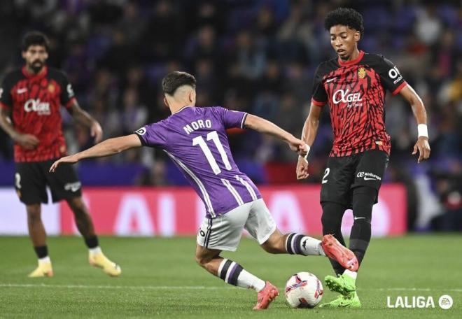 Raúl Moro intenta quitar el balón a Mojica.