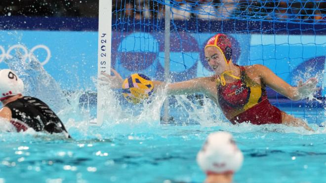 Laura Ester intercepta un disparo en un partido de waterpolo (foto: Cordon Press).