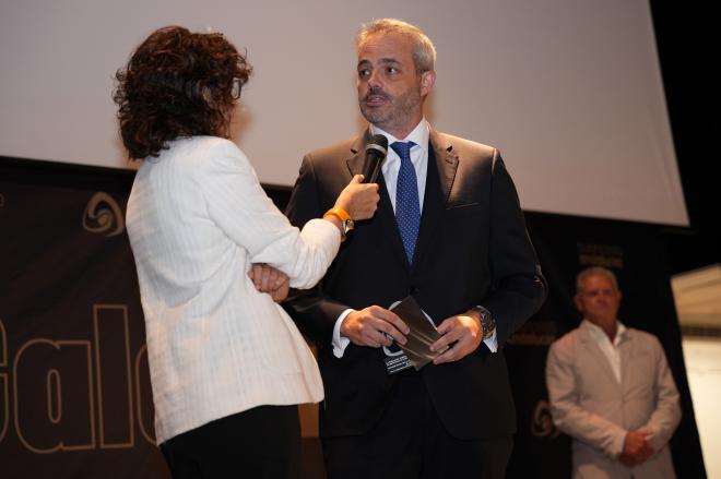 Jorge Liaño recoge el premio de la Gala FAB Sevilla a la mejor comunicación deportiva otorgado a ElDesmarque.