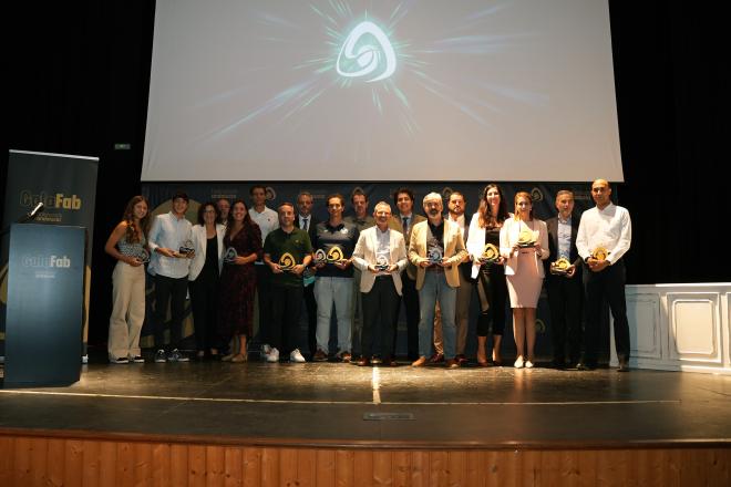 Los premiados de la Gala FAB Sevilla 2024 posan en el escenario.