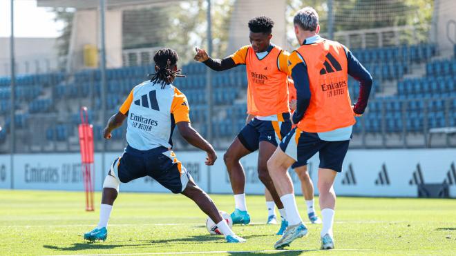 Eduardo Camavinga, Tchouaméni y Fede Valverde, en un entrenamiento del Real Madrid (Foto: RM).