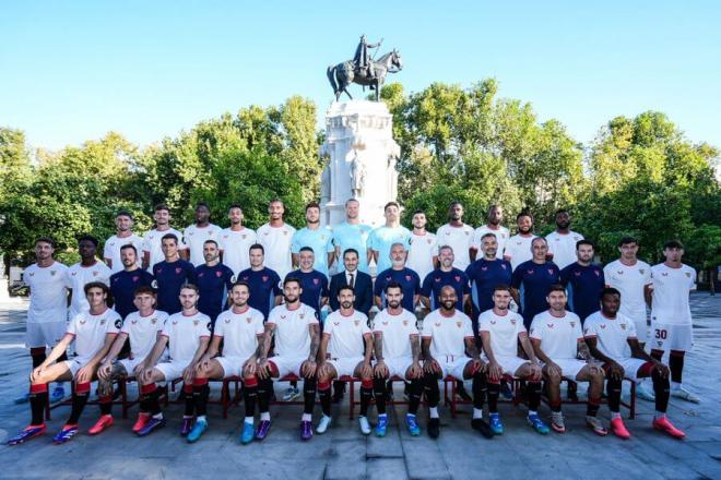 La foto oficial del Sevilla FC de la temporada 2024/25, con la Plaza Nueva como escenario (Foto: SFC).