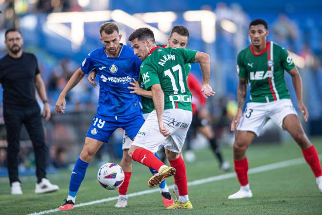 Jugada del Getafe-Alavés de la temporada 2023/24 (Foto: Cordon Press).