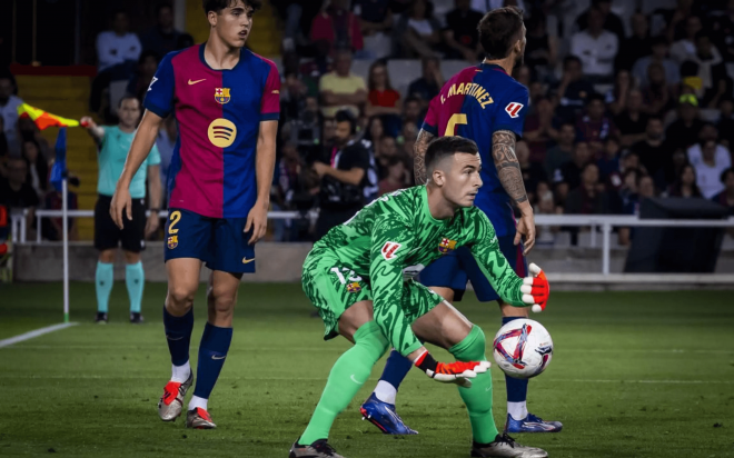 Ikaki Peña para un balón en el Barça-Getafe (Foto: FCB).