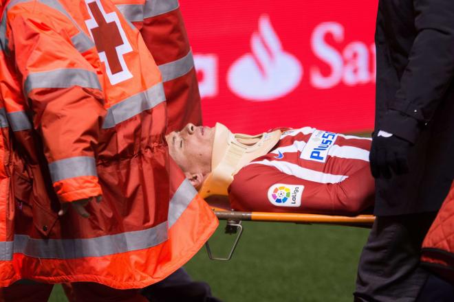 Fernando Torres, tras su choque con Bergantiños en un Dépor - Atlético (Foto: Cordon Press).