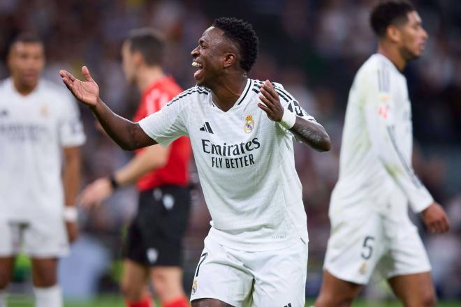 Vinicius se ríe de una acción durante un partido del Real Madrid (Foto: Cordon Press).