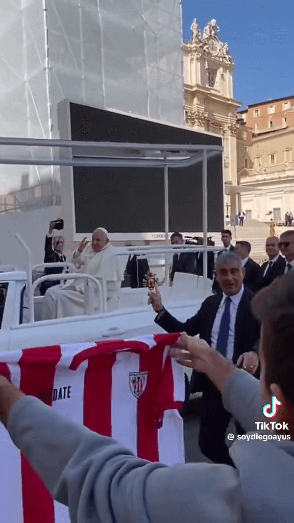 El aficionado intentando entregar la camiseta al Papa Francisco (soydiegoayus)