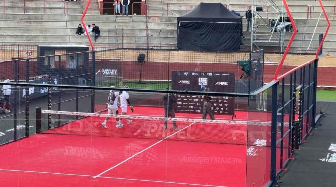 Gonza Alfonso y Tolito Aguirre saludan tras ganar en al A1 Pádel de Madrid (Foto: ElDesmarque)