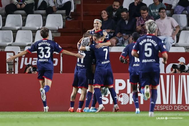 Yeremay celebra junto a sus compañeros su primer gol ante el Albacete (Foto: LaLiga).