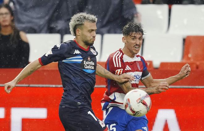 David Mella pugna con Carlos Neva en el Granada - Dépor (Foto: LALIGA).