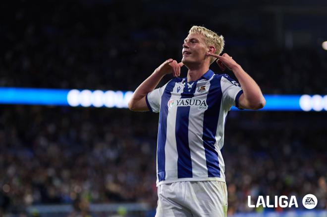 Orri Oskarsson celebra uno de sus dos goles en el Real Sociedad - Valencia de LaLiga EA Sports (Foto: LALIGA).