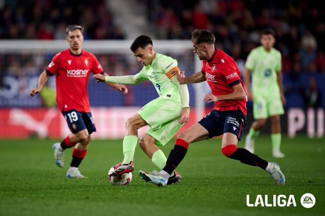 Pedri González, presionado en el Osasuna - Barcelona (Foto: LALIGA).