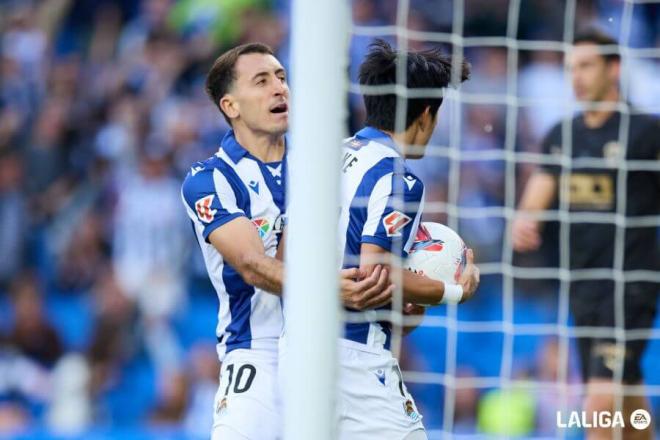 Mikel Oyarzabal abraza a Take Kubo por su gol al Valencia (Foto: LALIGA).