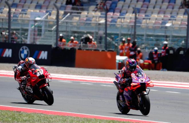 Jorge Martín y Pedro Acosta, durante el GP de Indonesia (Foto: EFE).