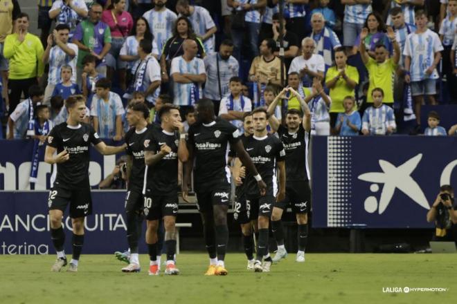 El Elche celebra uno de sus tres goles en La Rosaleda. (Foto: LALIGA)