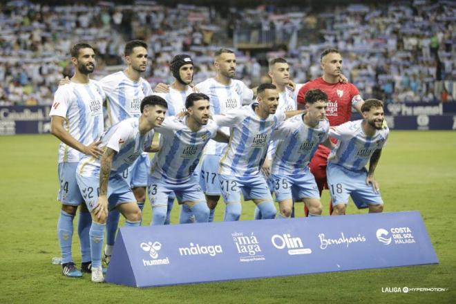 Imagen de archivo de una alineación del Málaga. (Foto: LALIGA HYPERMOTION)