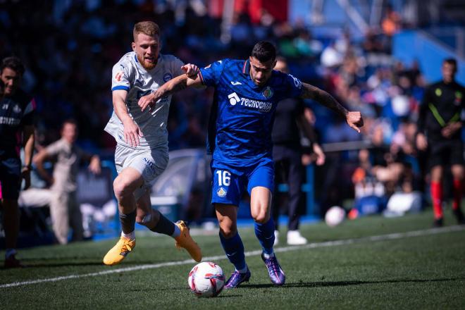 Diego Rico y Carlos Vicente peleando un balón durante el Getafe-Alavés (Foto: Cordon Press).