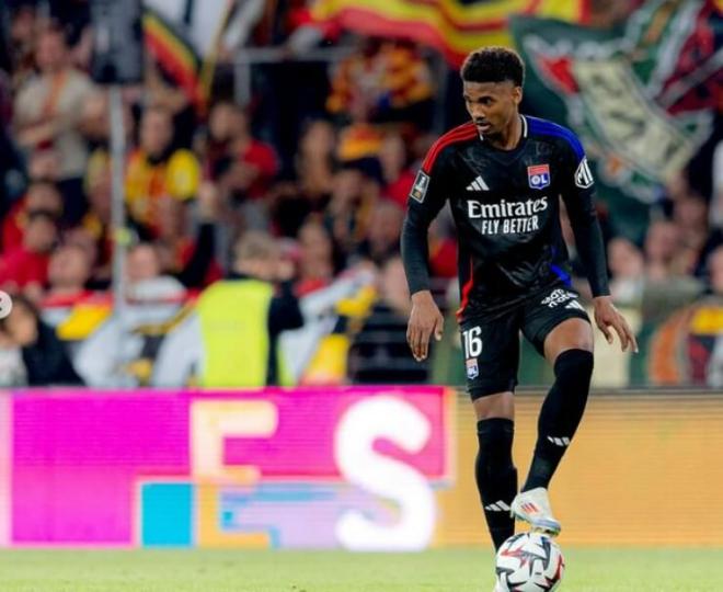 Abner Vinicius con el Olympique de Lyon .