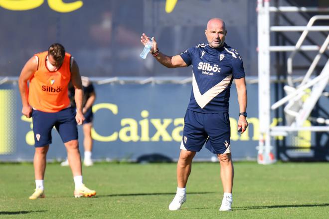 Paco López, en un entrenamiento (Foto: Cádiz CF).