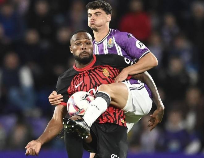 David Torres pugna con Larin (Foto: LALIGA).