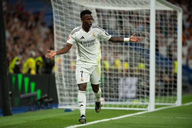 Vinicius Júnior celebrando un gol con el Real Madrid (Foto: Cordon Press).